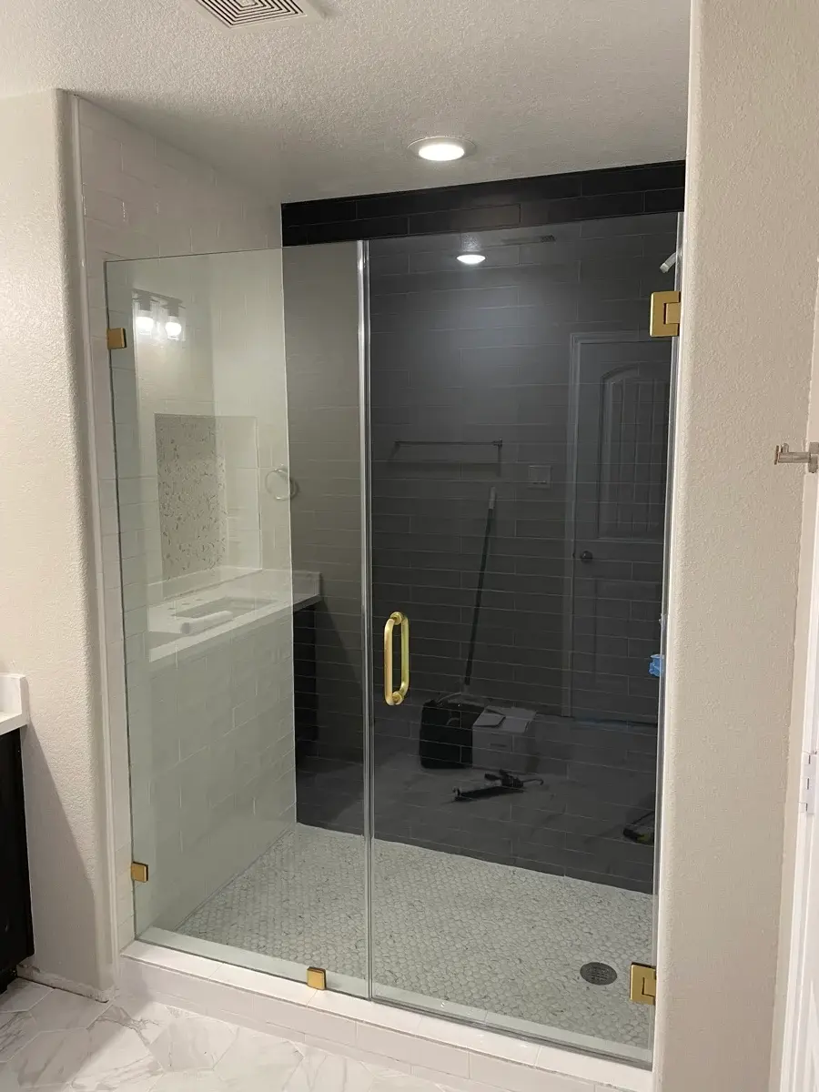 Frameless shower installation